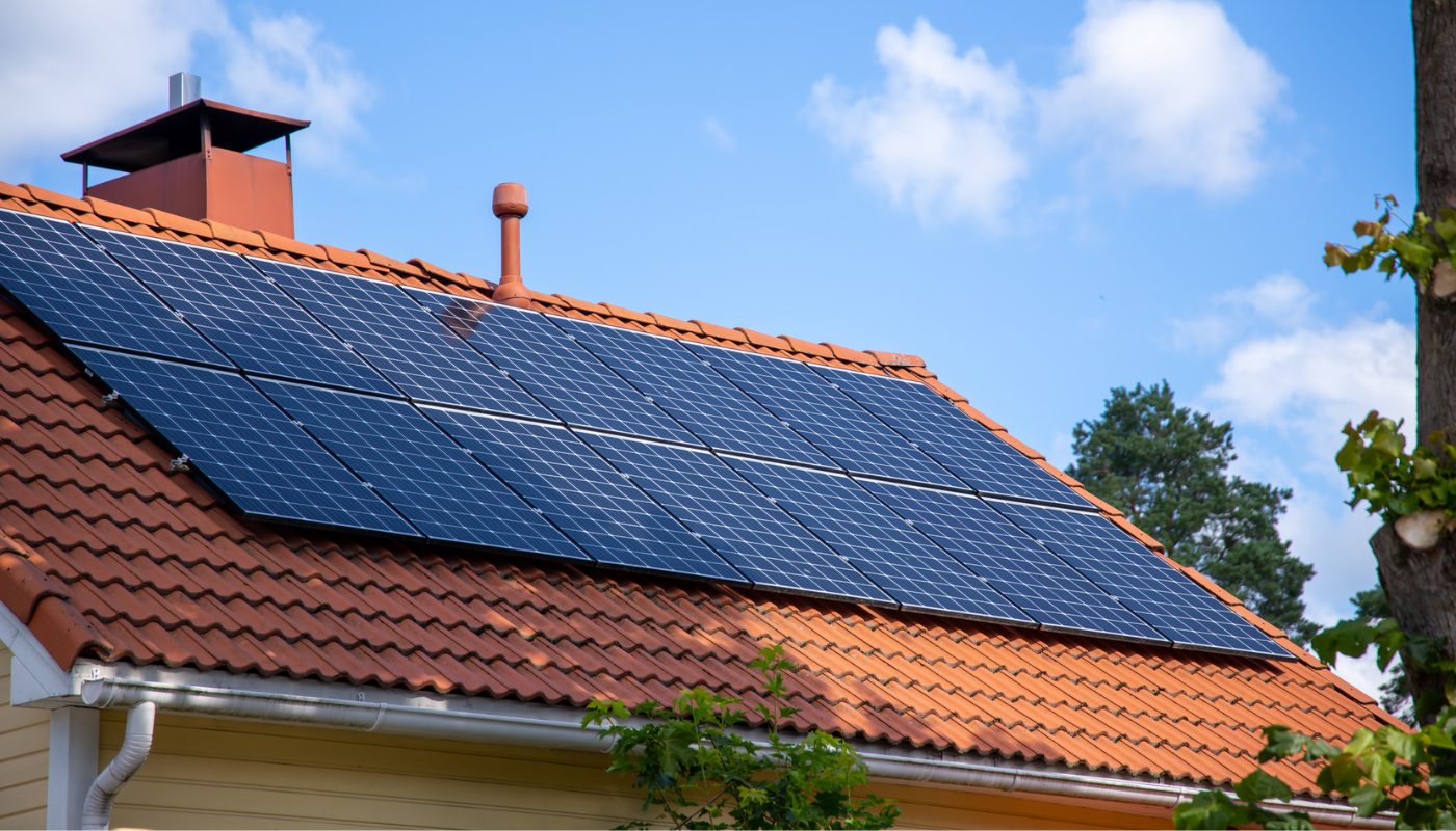 aurinkopaneelit omakotitalon katolla
