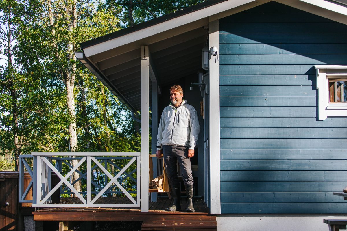 Perttu Hörkkö mökin terassilla