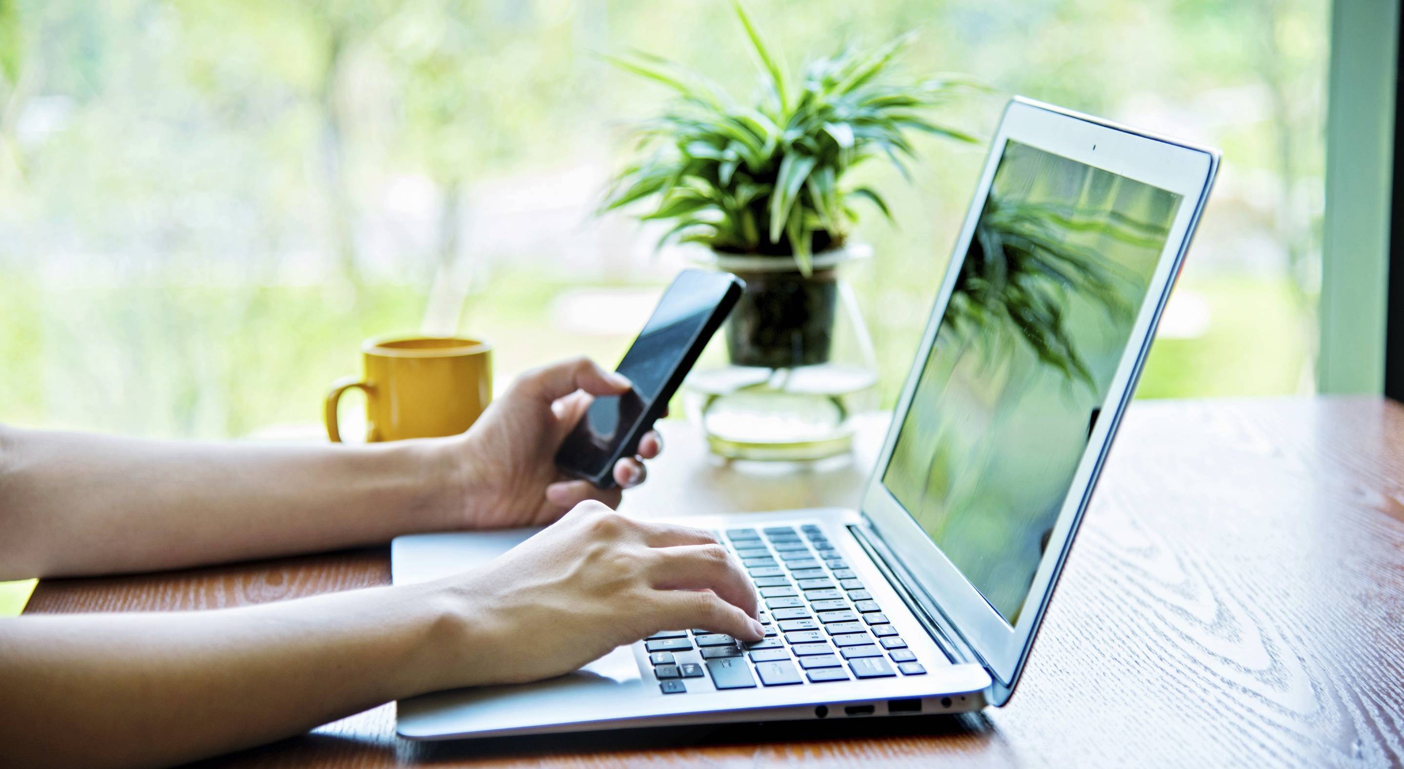 Nettiyhteyden jakaminen puhelimesta varmistaa, että yhteys säilyy missä ikinä liikutkaan