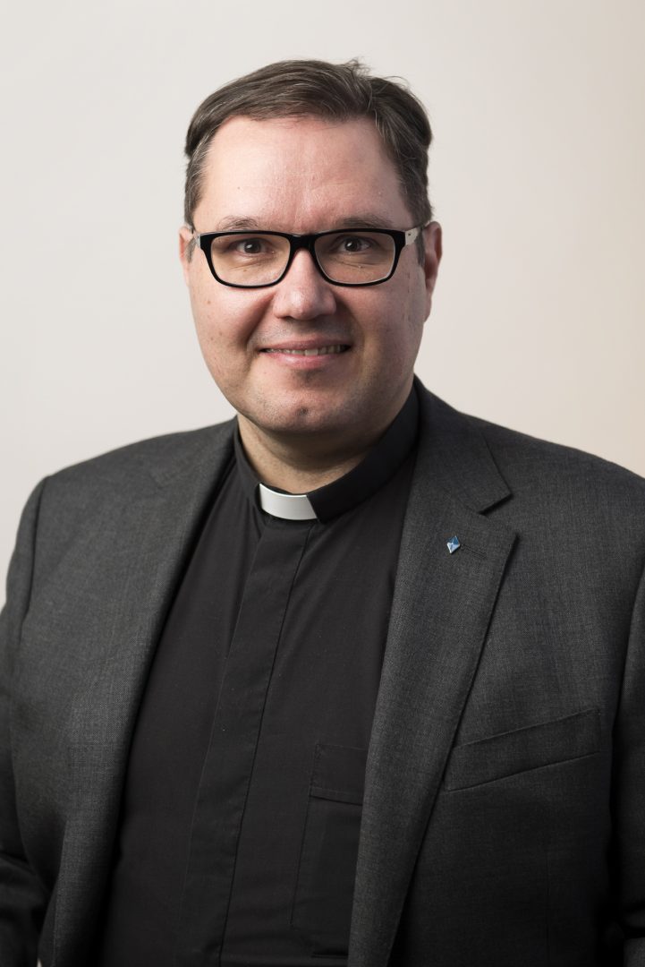 Kuvassa kirkkoherra Juha Rintamäki