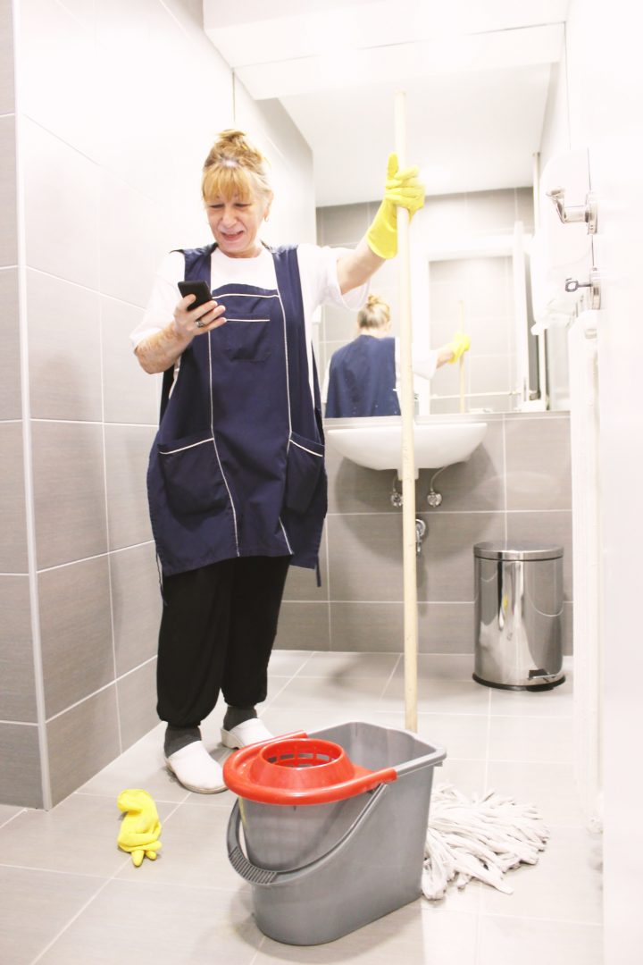 Siivooja työssään