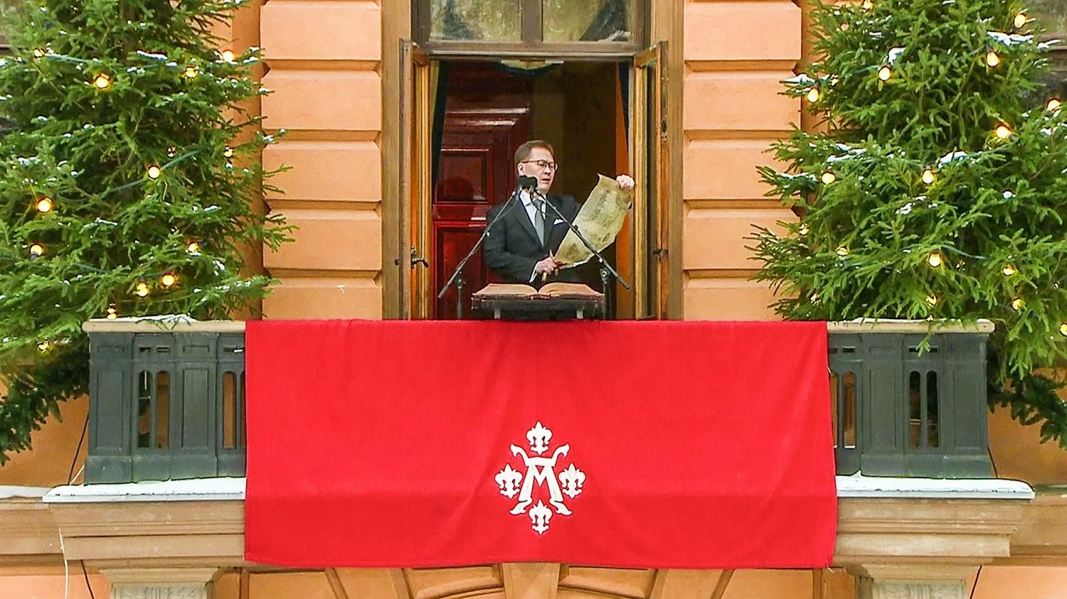 Turun Vanhalta Suurtorilta julistetaan perinteisin menoin joulurauha kaikkialle Suomeen ja ulkomaillekin.