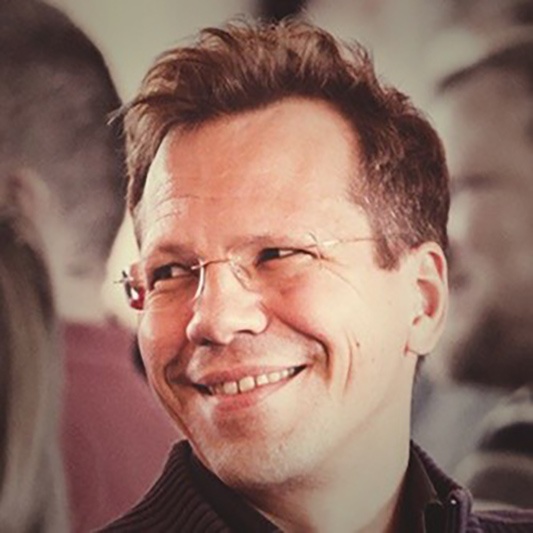 Kuvassa on Elisan vastuullisuuspäällikkö Jonas Kronlund