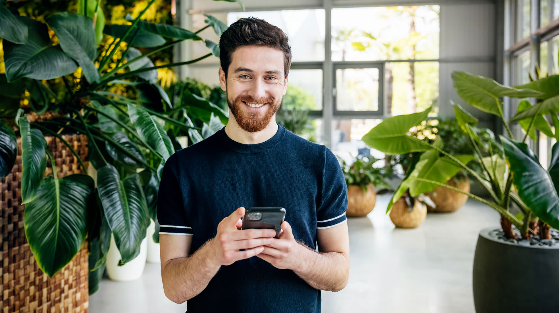 Puhelimen vaihto uuteen. Mies älypuhelin kädessä.