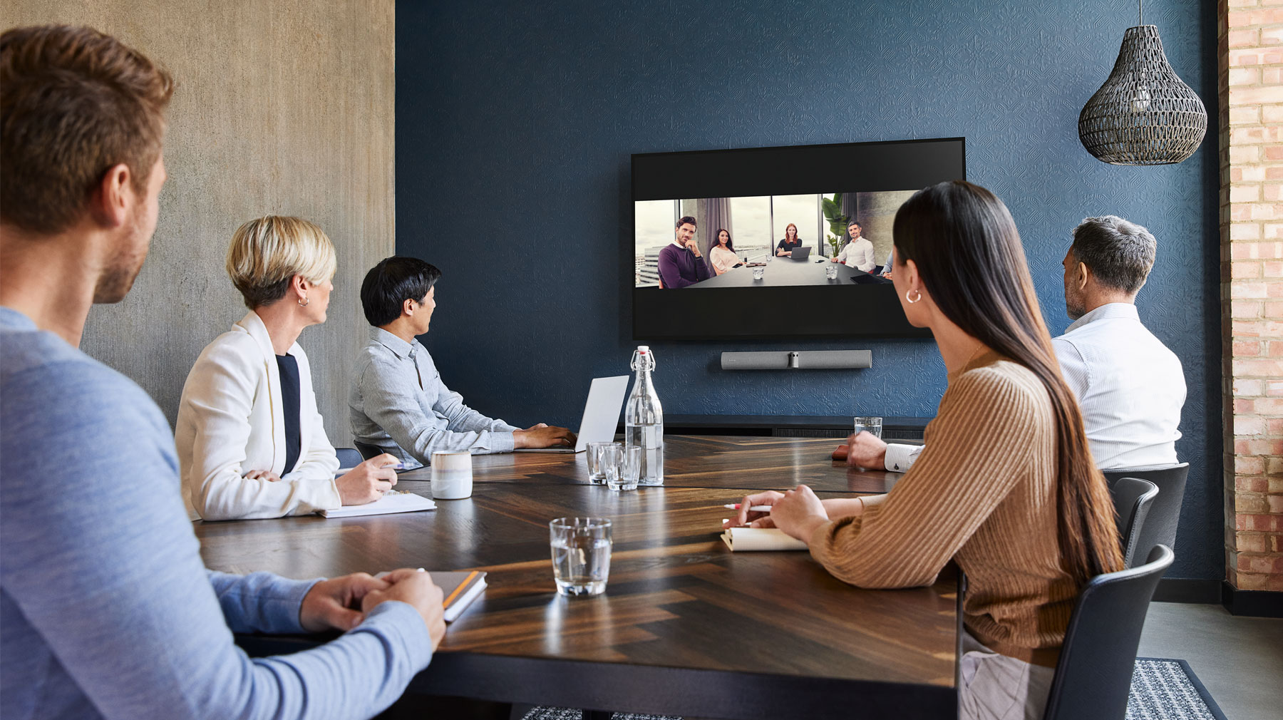 Jabran videoneuvottelulaitteet. Ihmiset videoneuvottelussa.