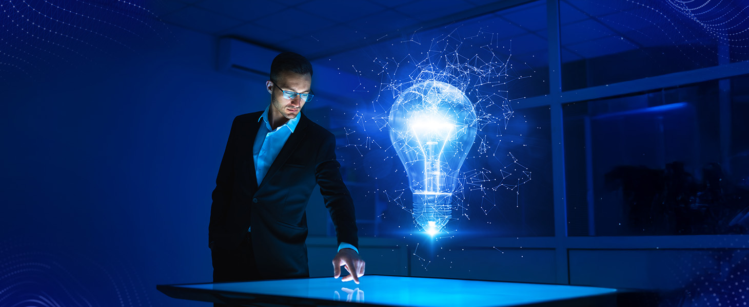 Sinisävyinen kuva, jossa seisoo mies ruudun ääressä sitä koskettaen, ja suuri lamppu, joka kuvastaa ajatusten heräämistä.