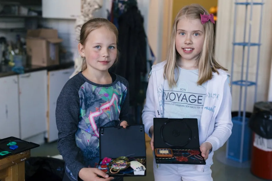 Kaksi teknologialeirille osallistunutta lasta itsetehdyt tietokoneet käsissään.