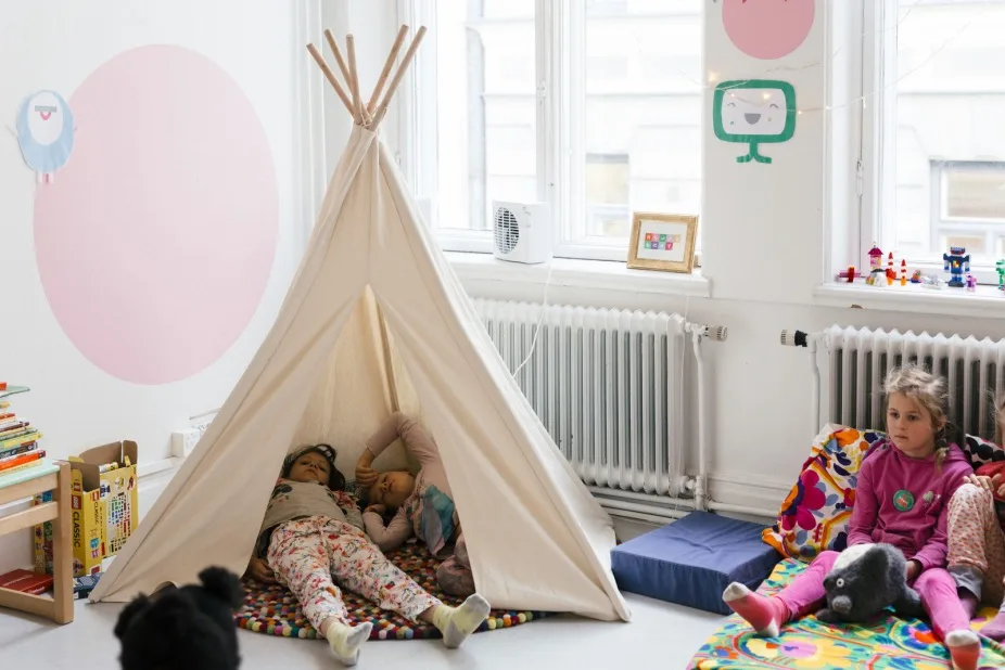 teknologiahommien välissä lapset levähtävät leikkien merkeissä
