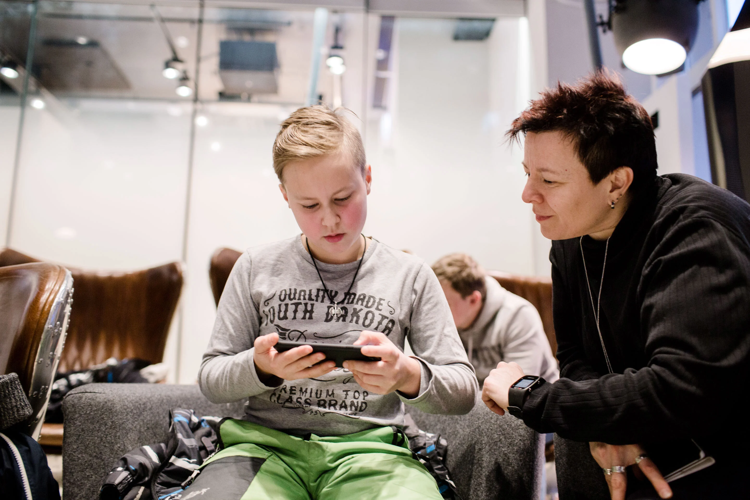 Elisan robottikouluun osallistunut MArkus Siljander tätinsä kanssa