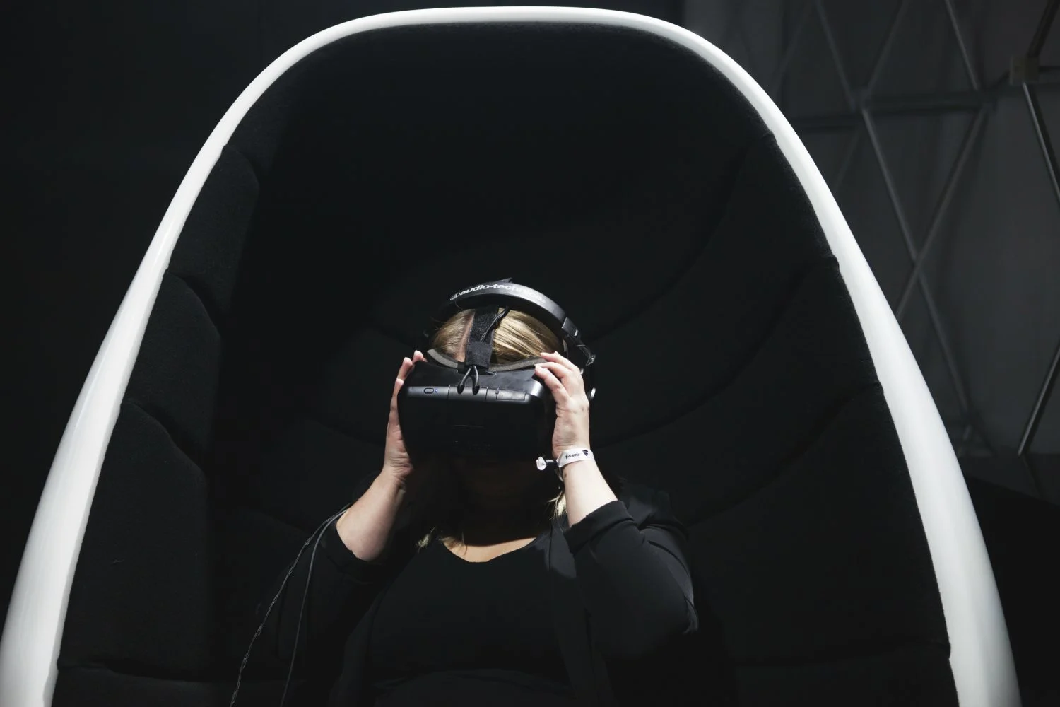 Slush-vieraat pääsivät sukeltamaan virtuaalitodellisuuteen erilaisten lasien ja päähineiden avulla.