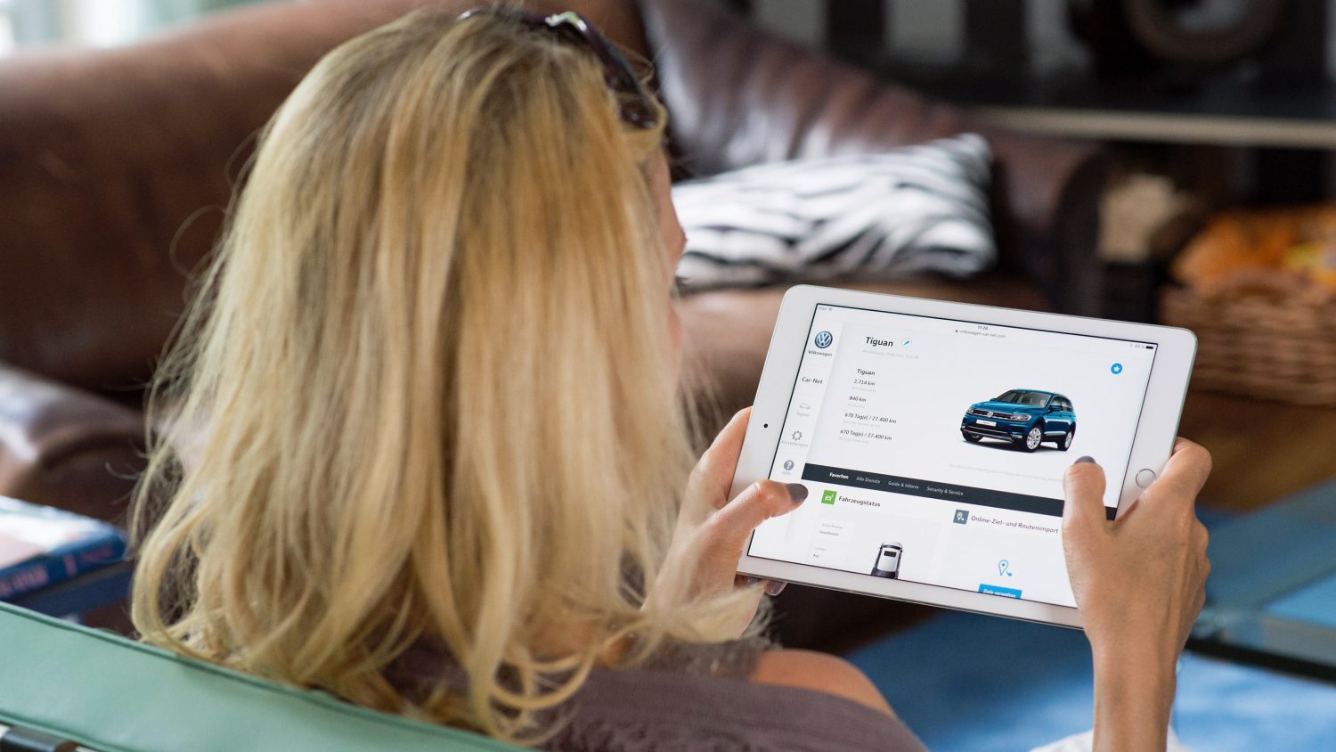 Autokaupan asiakas arvostaa vauhtia