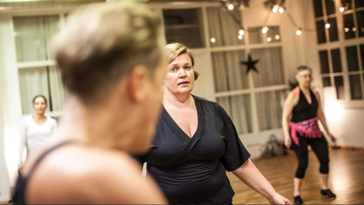 Elina Yrjölä tanssitunnilla