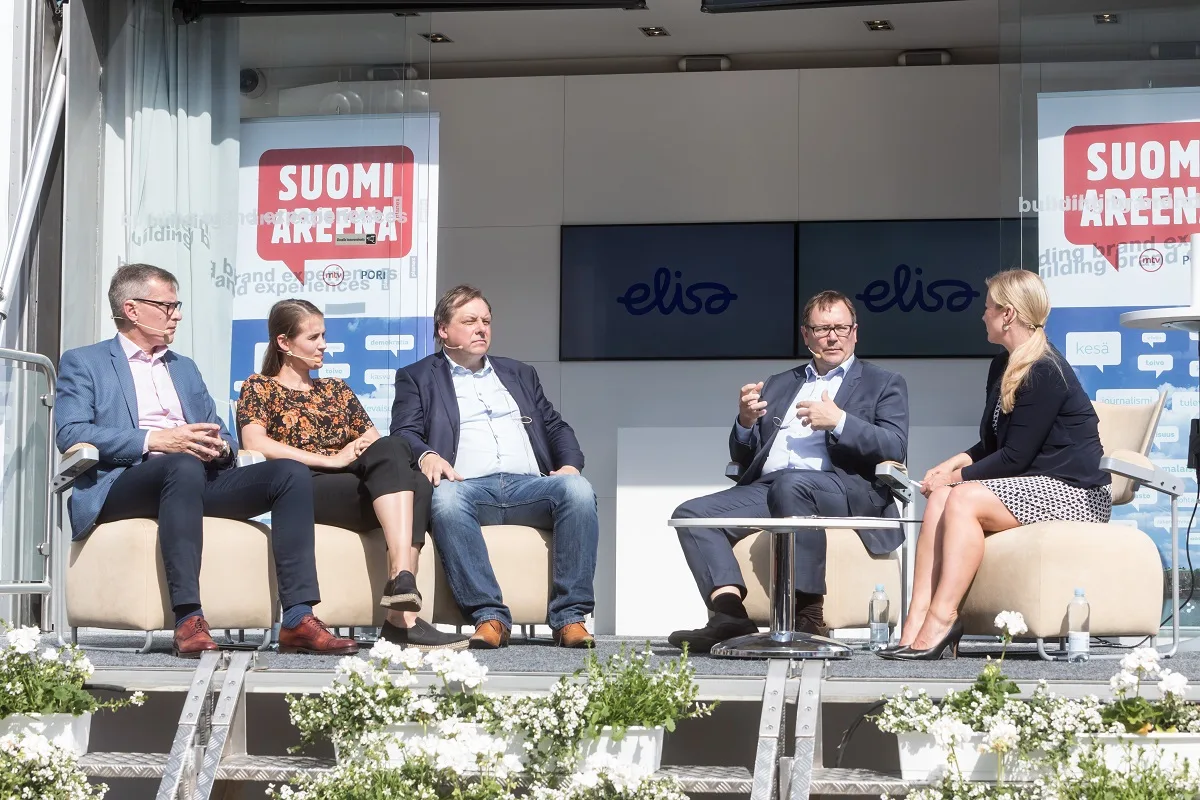 Elisan ”SuomiAreena Goes 5G”-tilaisuuden panelistit, Elisan toimitusjohtaja Veli-Matti Mattila, Tampereen kaupungin Elinvoima ja kilpailukyky -palvelualueen johtaja Teppo Rantanen, Ylen tuotantojohtaja Janne Yli-Äyhö, sekä start-up yrittäjä ja taloustieteilijä Maria Ritola.