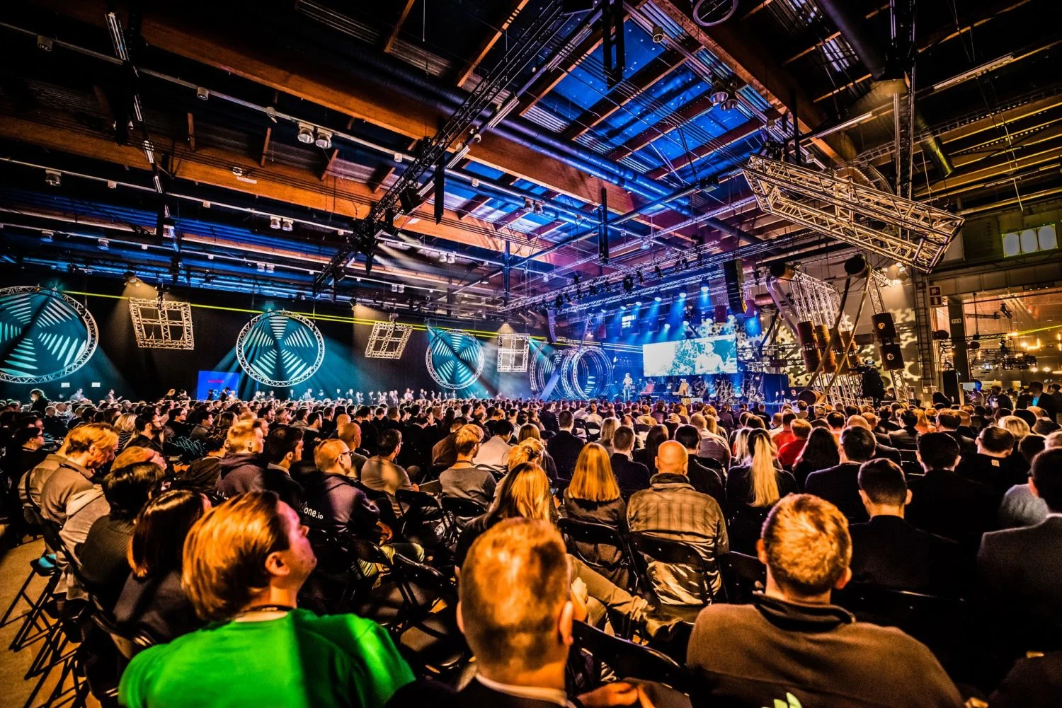 Slush-kuva yleisöstä lavalle