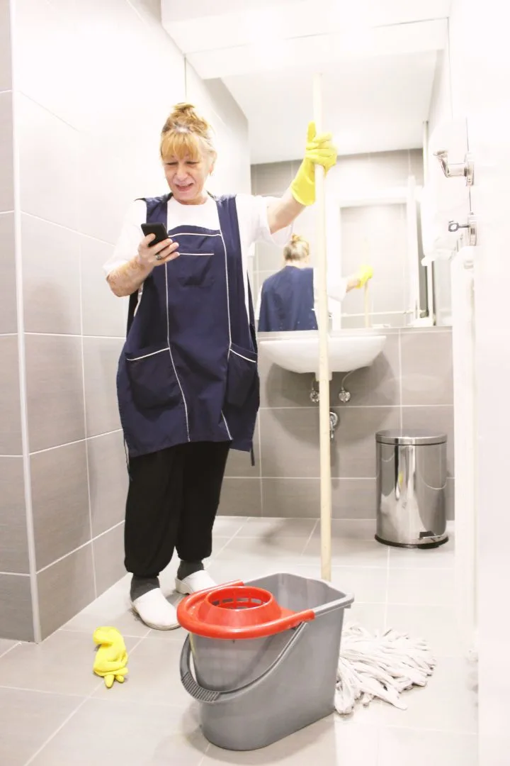 Siivooja työssään