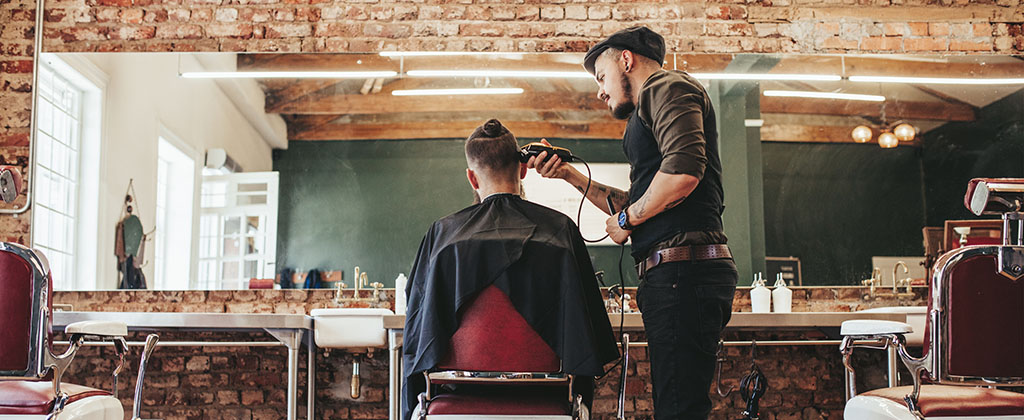Bookings varaa, yrittäjä tekee. Parturi työssään.