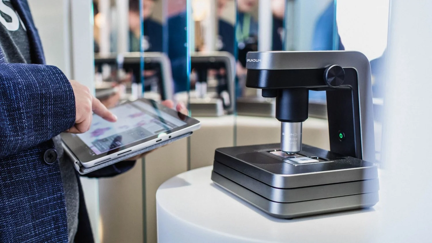 Grundiumin mikroskooppiskanneri Ocus välittää mikroskooppinäkymän näytepalasta verkkoyhteyden kautta minne tahansa.