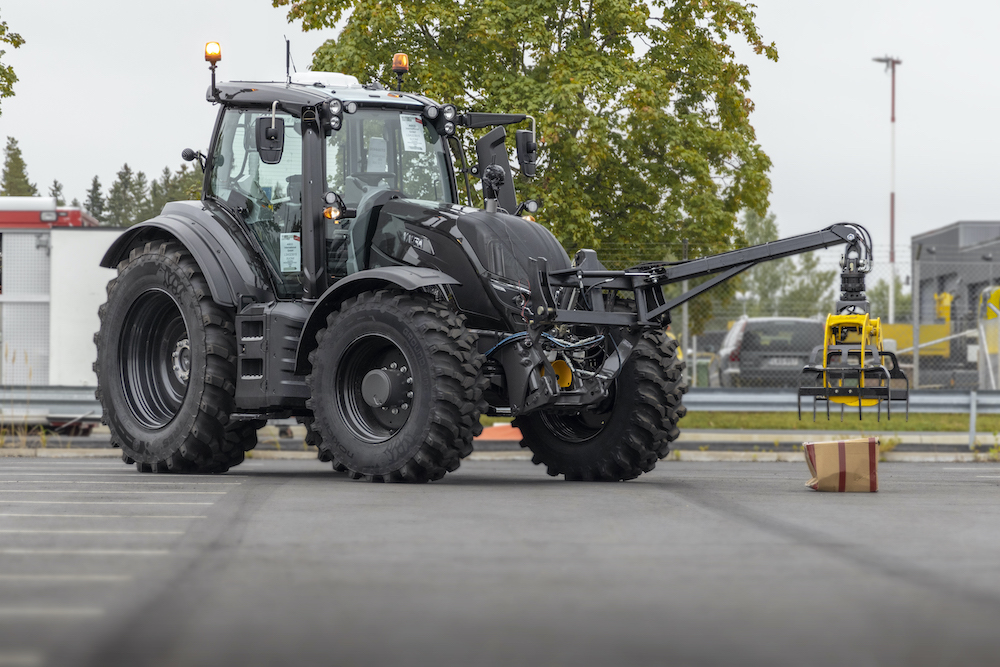 Elisan 5G Valtran etäohjattavassa traktorissa