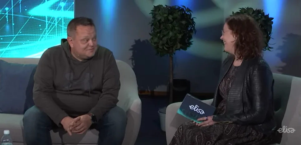 Sari Torkkola haastattelee Ville Rautiota