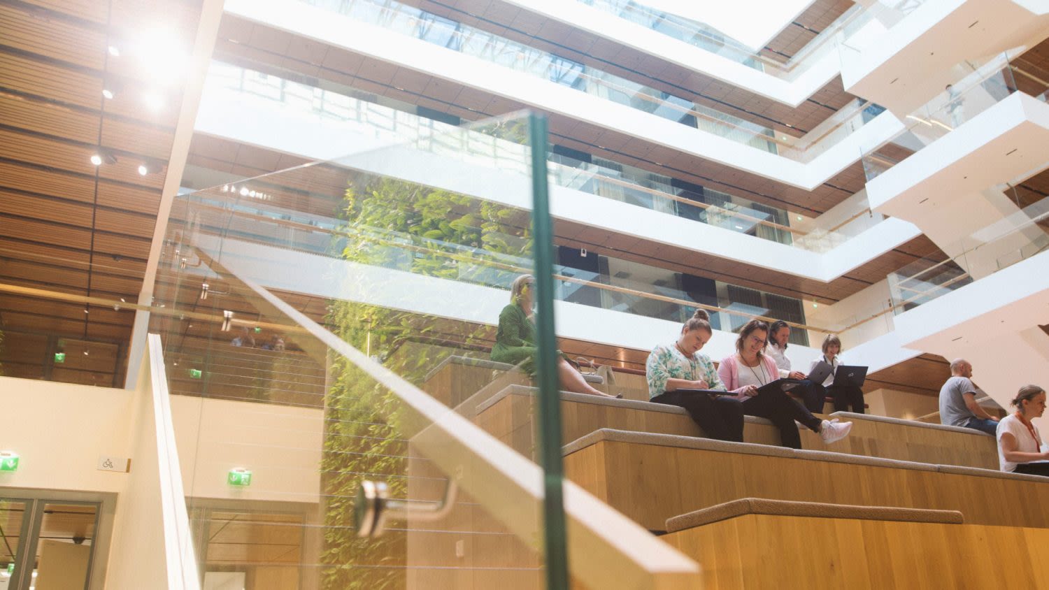 Elisan monipuolinen asiantuntijuus asiakkaan apuna