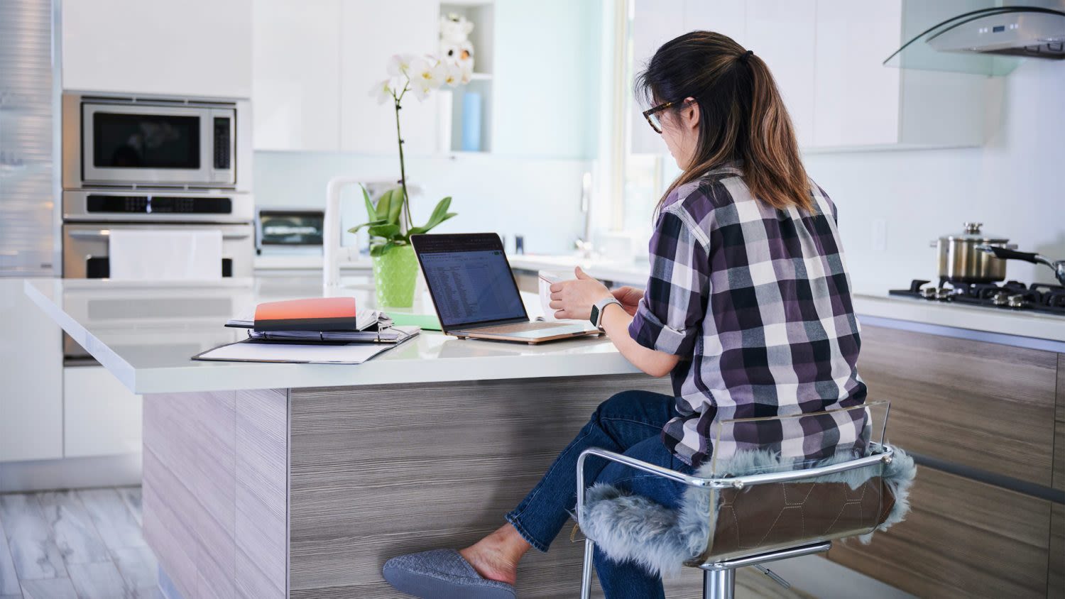 Viisi syytä, miksi mobiilireititin voittaa kännykän etätyössä