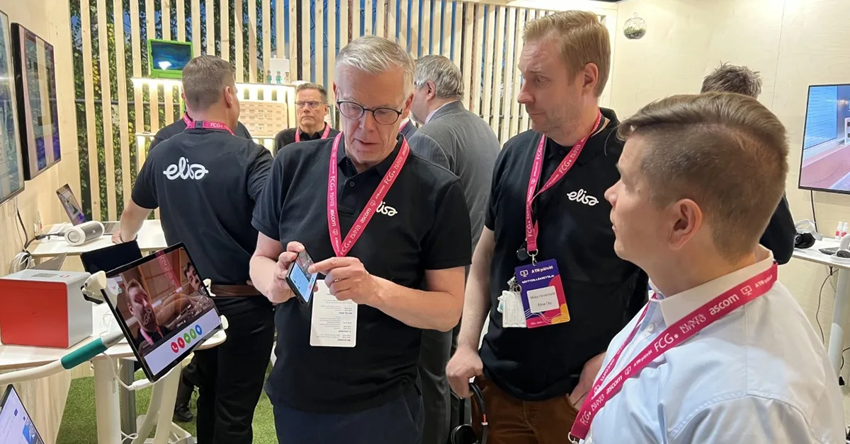 Elisa Monipalvelujärjestelmän Business Manager Hannu Meriläinen (vas.), Elisan tekninen konsultti Miika Hirvenlahti ja HUSin tuotepäällikkö Petri Toropainen.