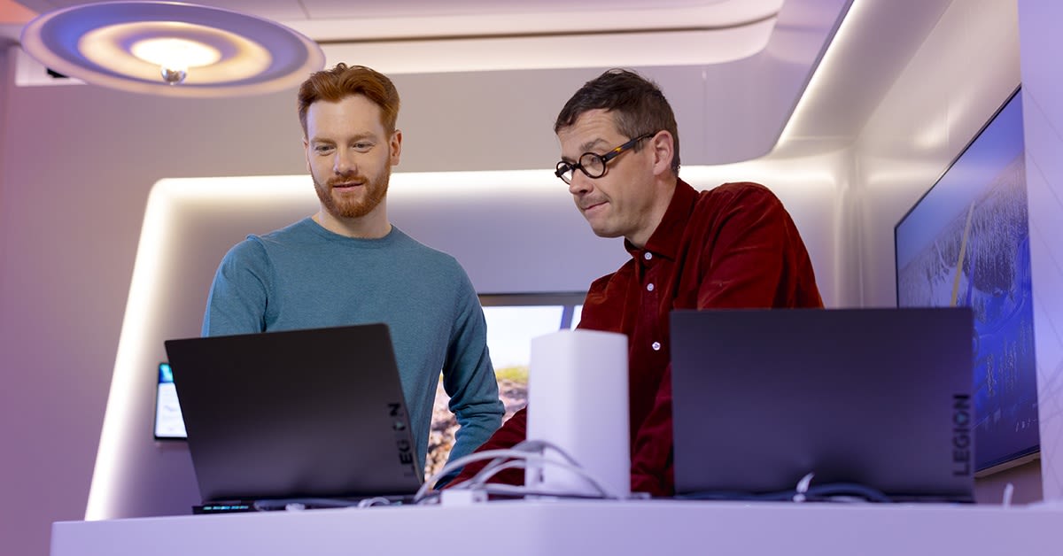 Miehet katsovat tietokonetta