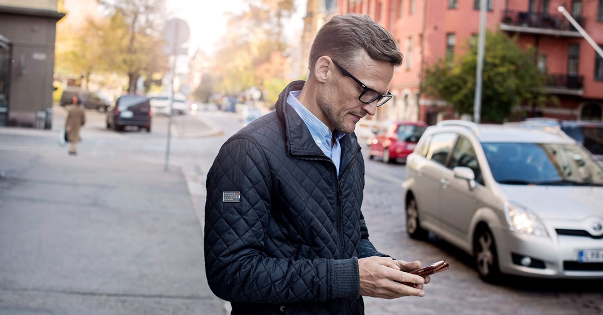 Mies katsoo puhelinta