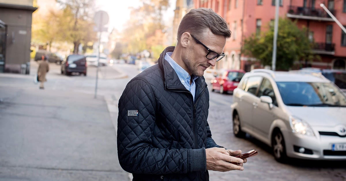 Mies katsoo puhelinta