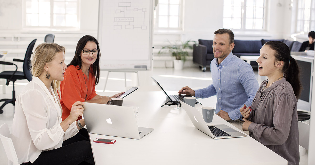 Hybridityön johtaminen - Ihmiset työskentelevät toimistolla.