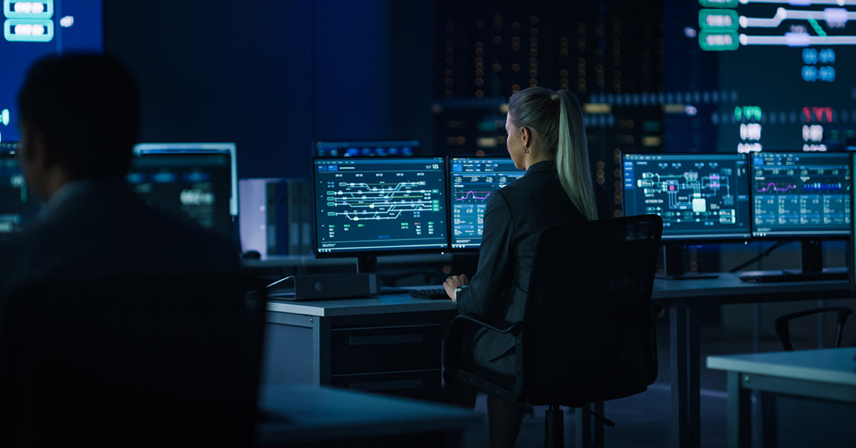 Kyberuhkiin varautuminen. Nainen työskentelee datakeskuksessa.