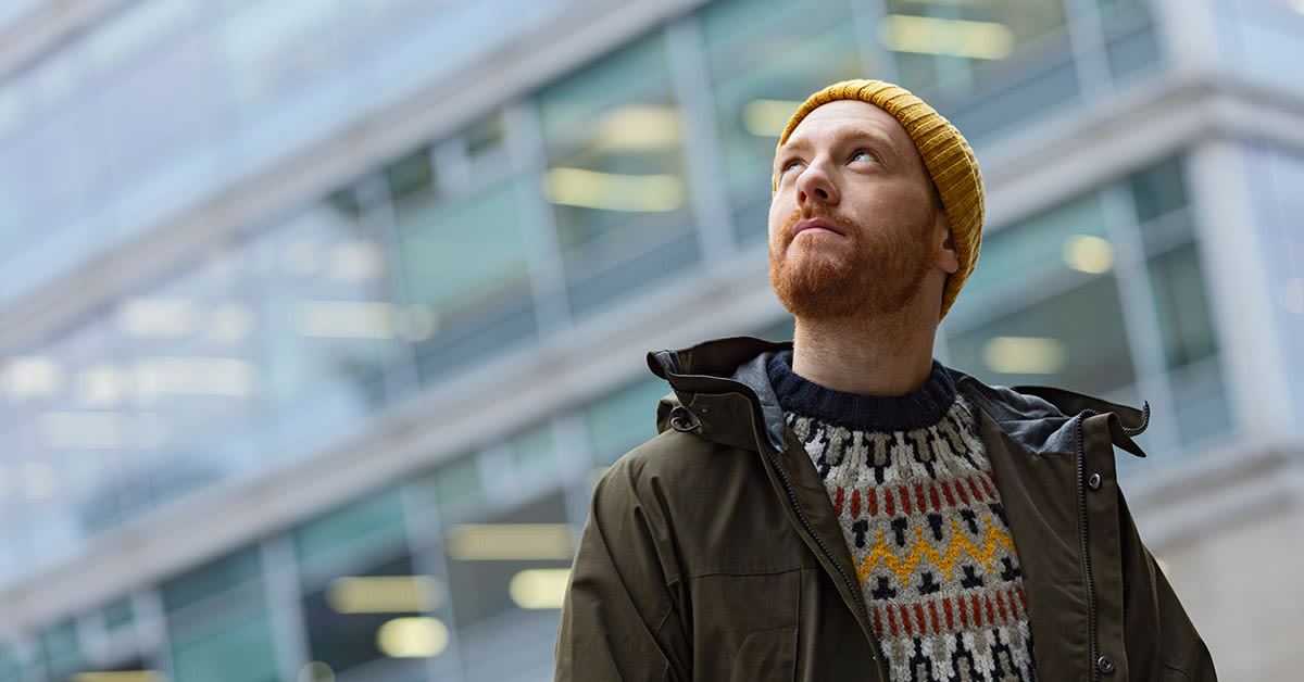 Kestävä liiketoiminta. Mies katselee ylöspäin.