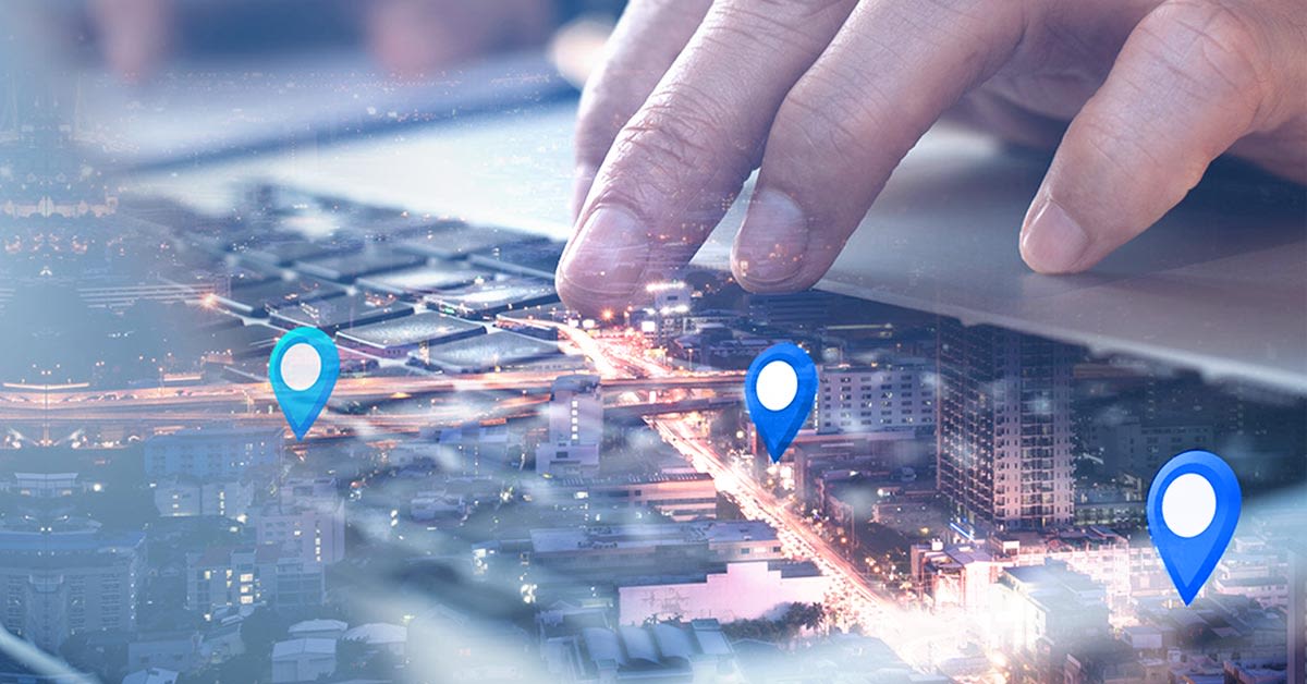 Sormet tietokoneen näppäimistöllä. Elisa Business Iot -webinaari.