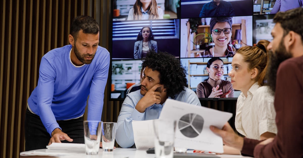 Ihmiset työskentelvät pöydän ääressä. Miten digitaalinen työpaikka rakennetaan?