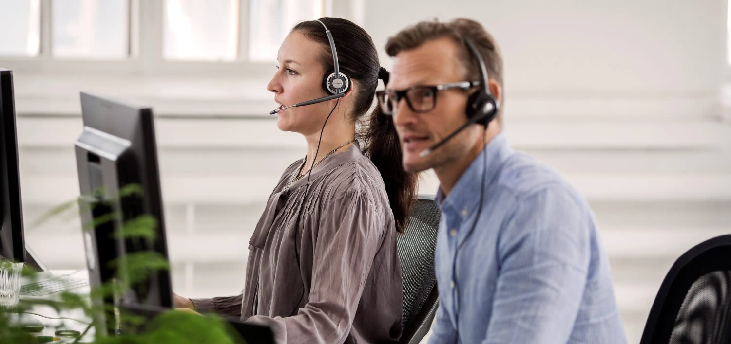 Kaksi puhelinpalvelun asiakaspalvelijaa työskentelevät. Asiakaspalvelun mahdollisuudet.
