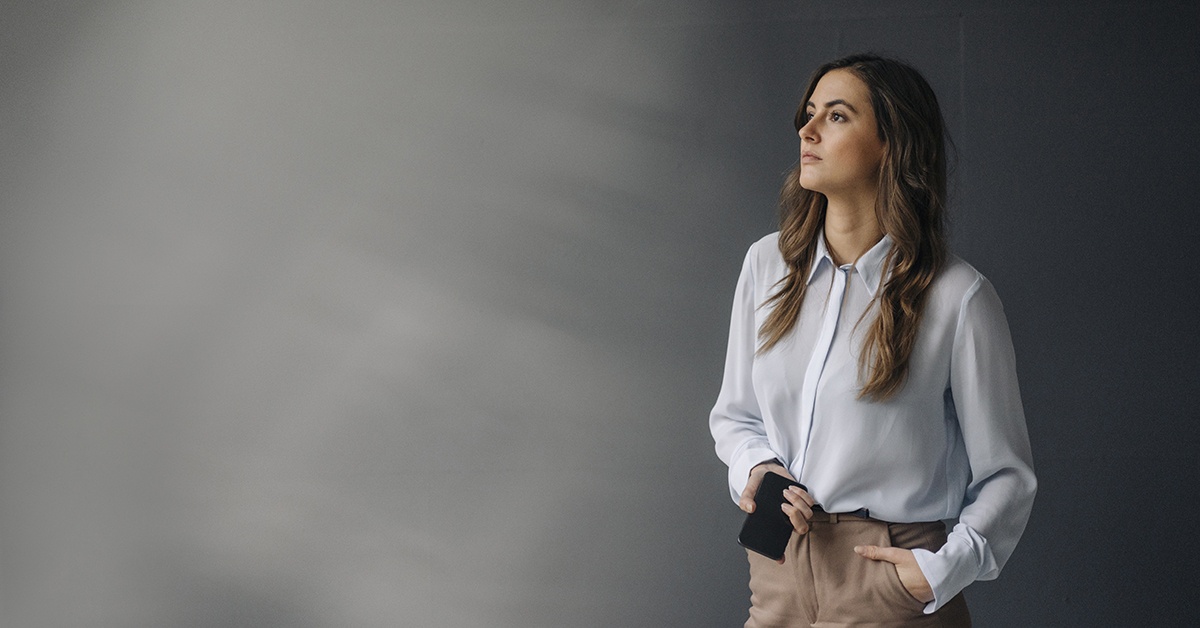 Elisa Pilvipäivät. Nainen seisoo ja katsoo eteenpäin.