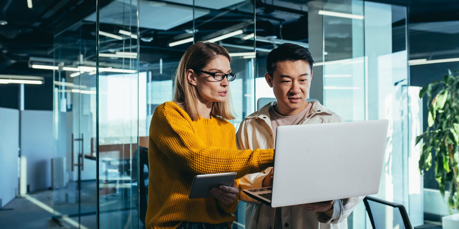 Digitaalinen työpaikka HR:n silmin. Nainen ja mies katsovat kannettavaa tietokonetta.