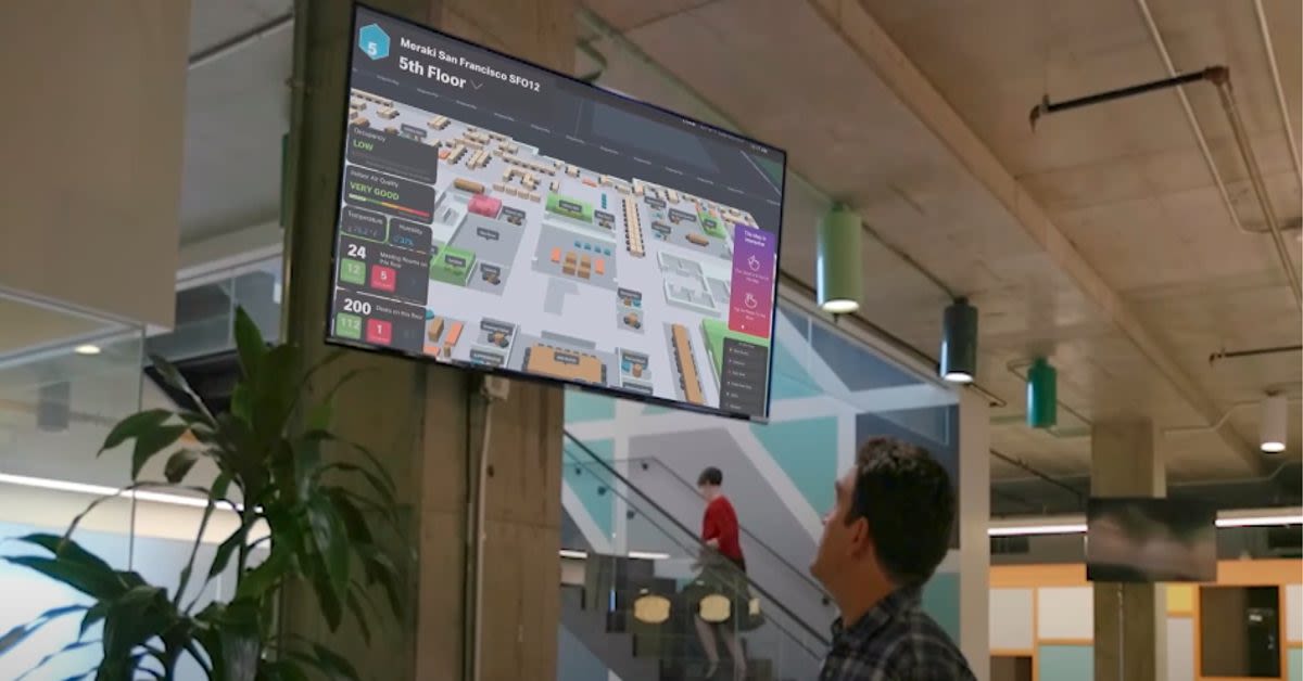 Sisätiloissa paikantaminen. Mies katsoo näyttöä.