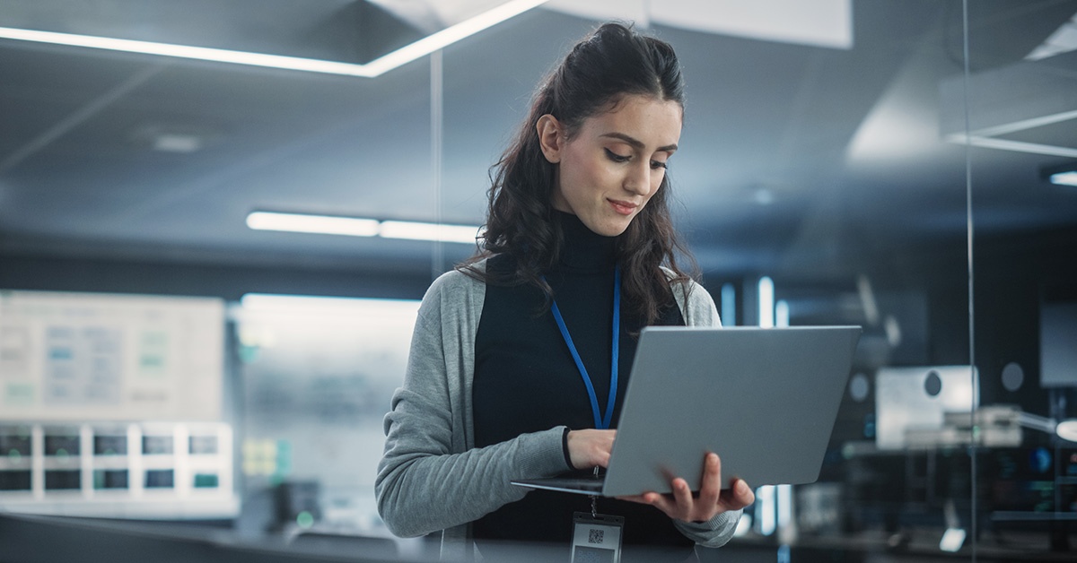 Nainen työskentelee kannettavan tietokoneen kanssa. Cyber Security Outlook 2023.