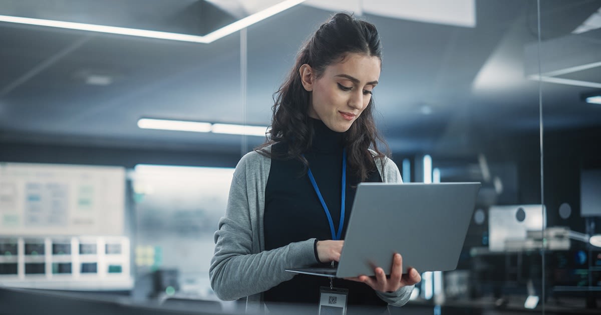 Nainen työskentelee kannettavan tietokoneen kanssa. Cyber Security Outlook 2023.