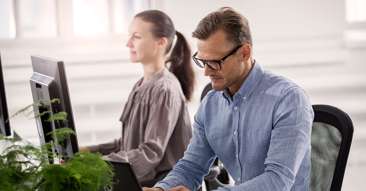 Mies ja nainen työskentelevät toimistossa. Tekoäly.