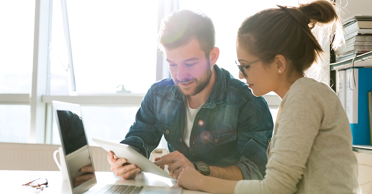 Mies ja nainen katsovat tietokonetta pöydällä. Azure-siirtymä.