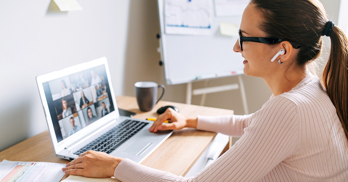 Nainen työskentelee tietokoneella ja soittaa videopuhelua. Teams Premium.