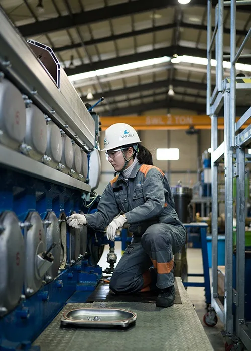 Nainen työskentelee tehtaalla.