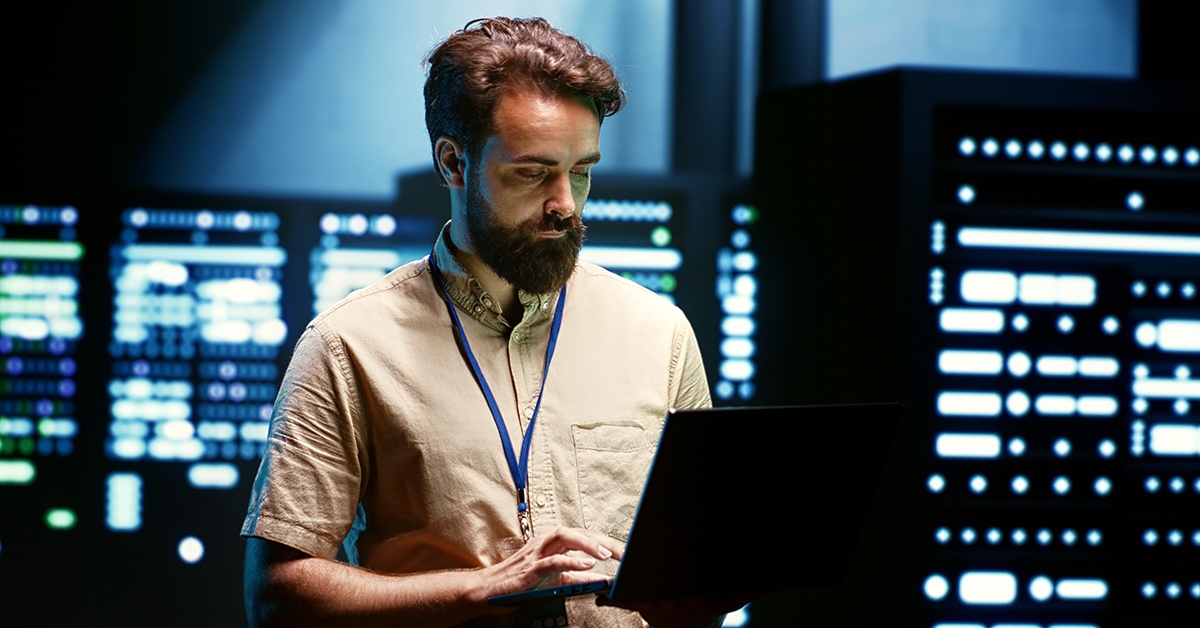 Mies työskentelee koneella datakeskuksessa. Kyberturva kiinnostaa.