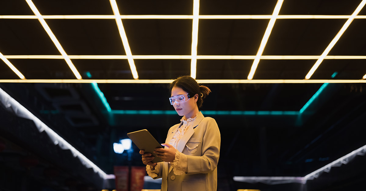 Tuottava tekoäly muuttaa yrityskulttuuria. Bisnesnainen katsoo tablettia älylaseilla.