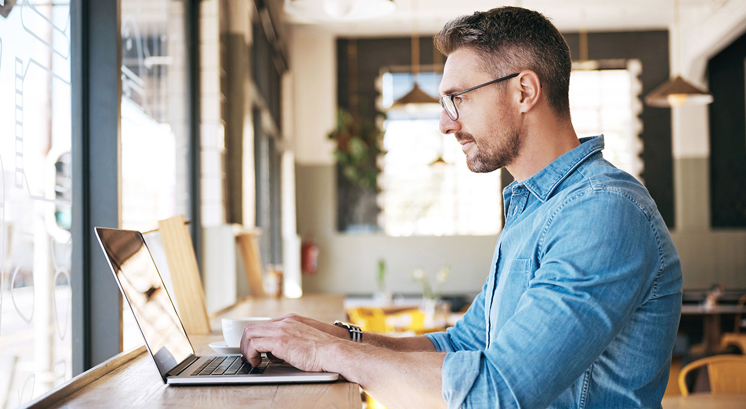 Vinkit kannettavan tietokoneen valintaan. Mies työskentelemässä tietokoneella.