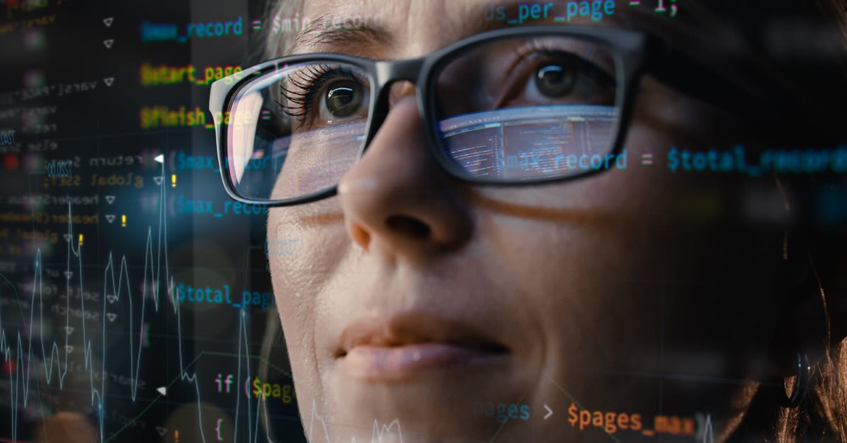 Nainen katsoo näyttöä ja työskentelee chatbotilla. Azure OpenAI.