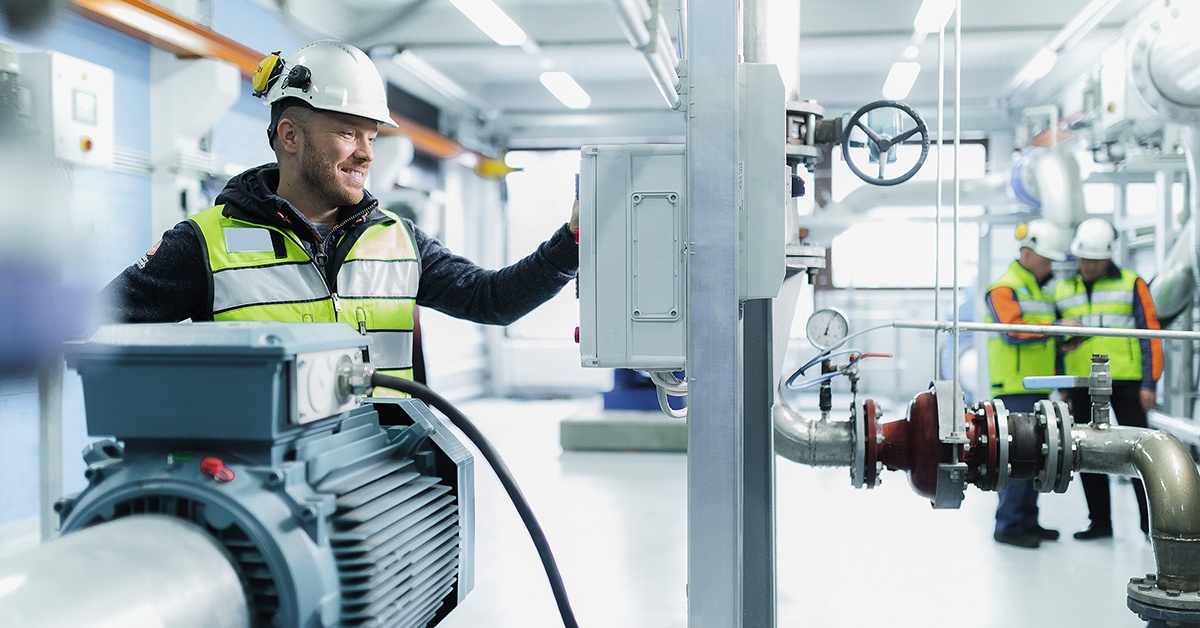 Mies työskentelee vesihuollossa. Elisa ja Alva vesihuoltopalvelu.