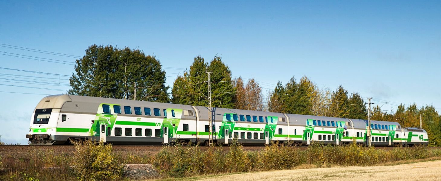 VR:n juna kulkee raiteilla havupuisessa maisemassa. VR ja tekoälyn hyödyntäminen